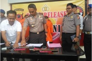 Kapolres Kuningan saat menunjukan barang bukti berupa golok pelaku pencurian.